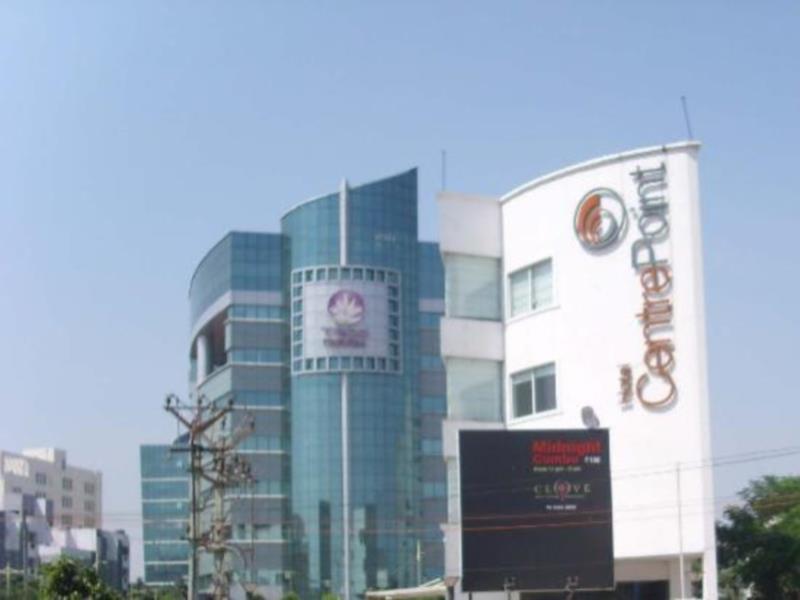 The Centre Point Hotel Ченай Екстериор снимка
