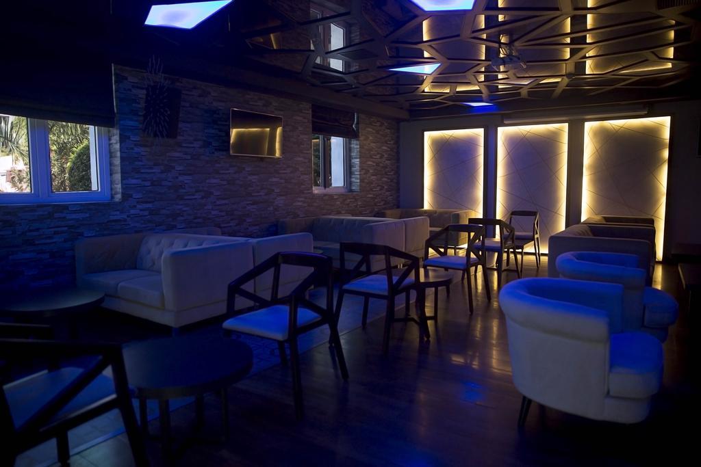 The Centre Point Hotel Ченай Екстериор снимка