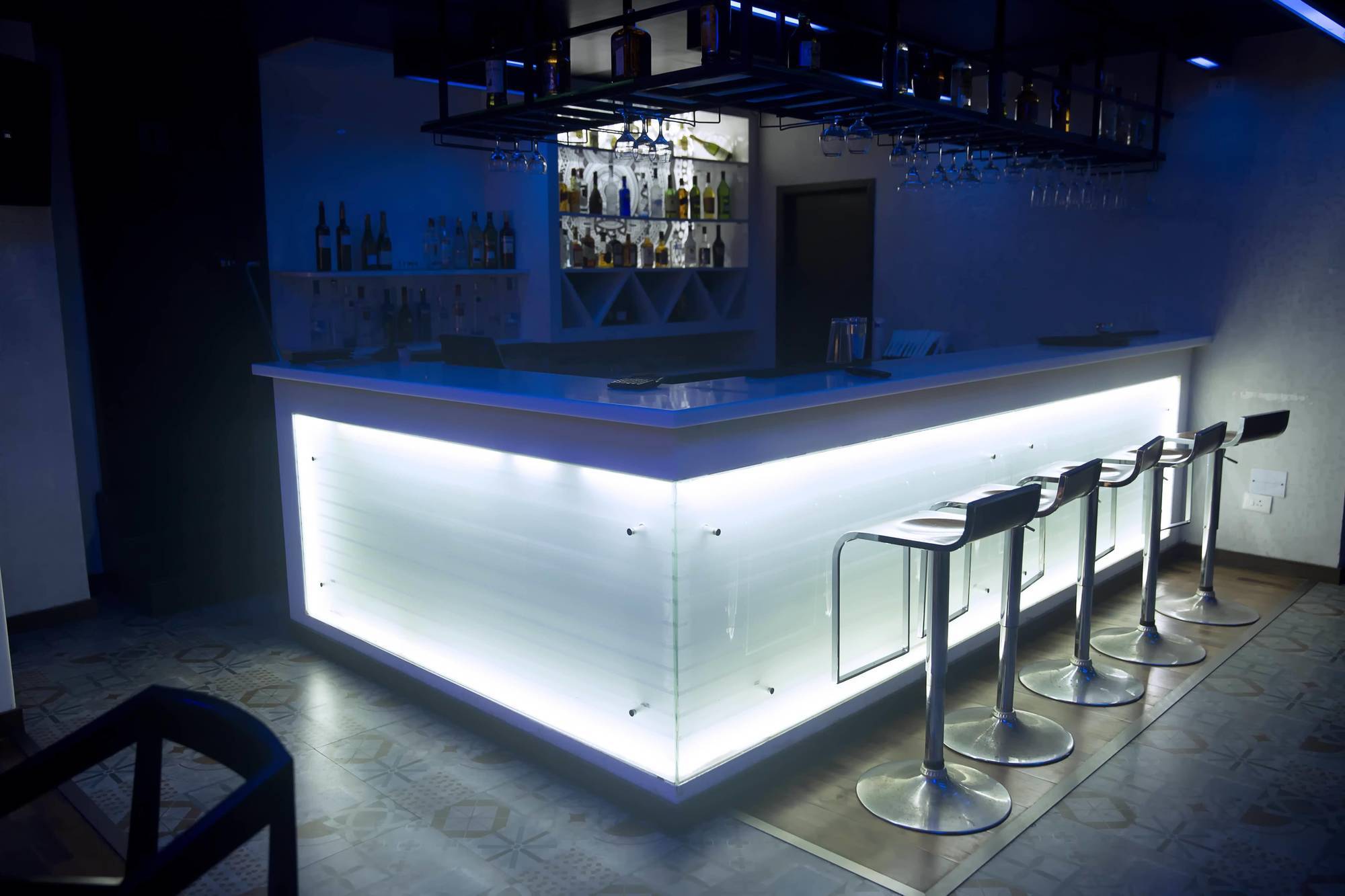 The Centre Point Hotel Ченай Екстериор снимка