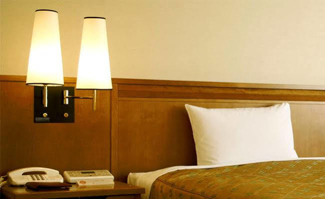 The Centre Point Hotel Ченай Екстериор снимка