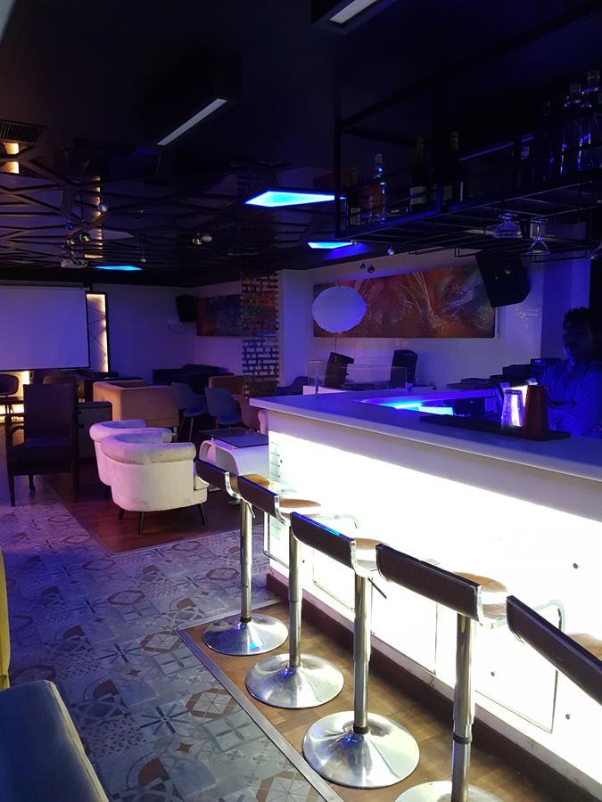 The Centre Point Hotel Ченай Екстериор снимка