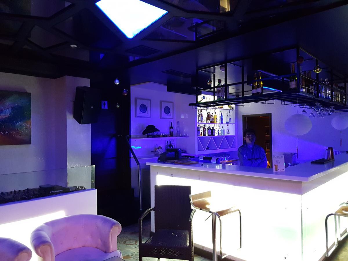 The Centre Point Hotel Ченай Екстериор снимка