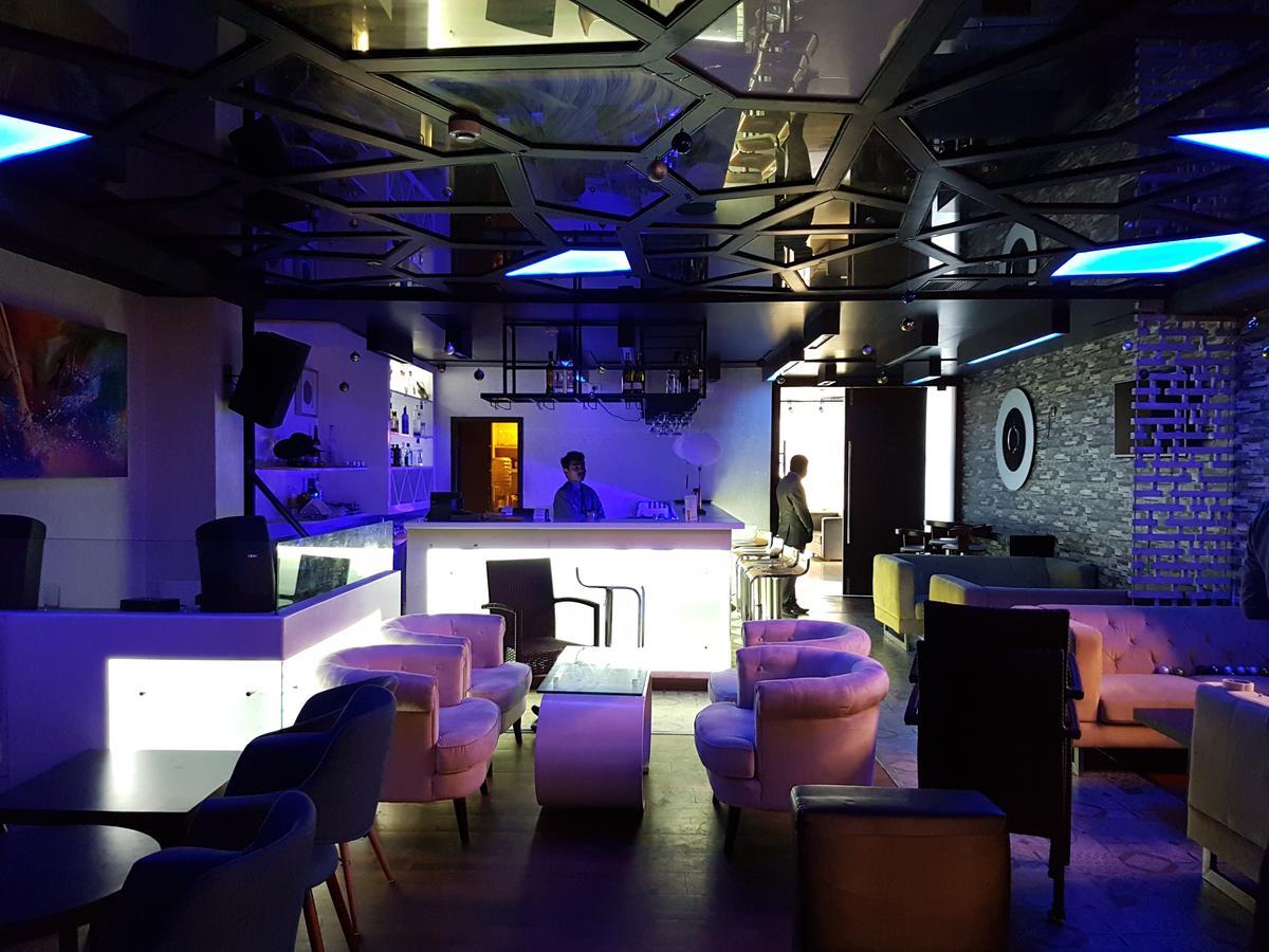 The Centre Point Hotel Ченай Екстериор снимка