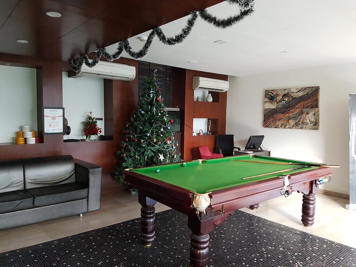 The Centre Point Hotel Ченай Екстериор снимка
