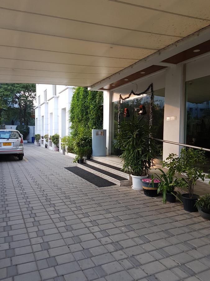 The Centre Point Hotel Ченай Екстериор снимка