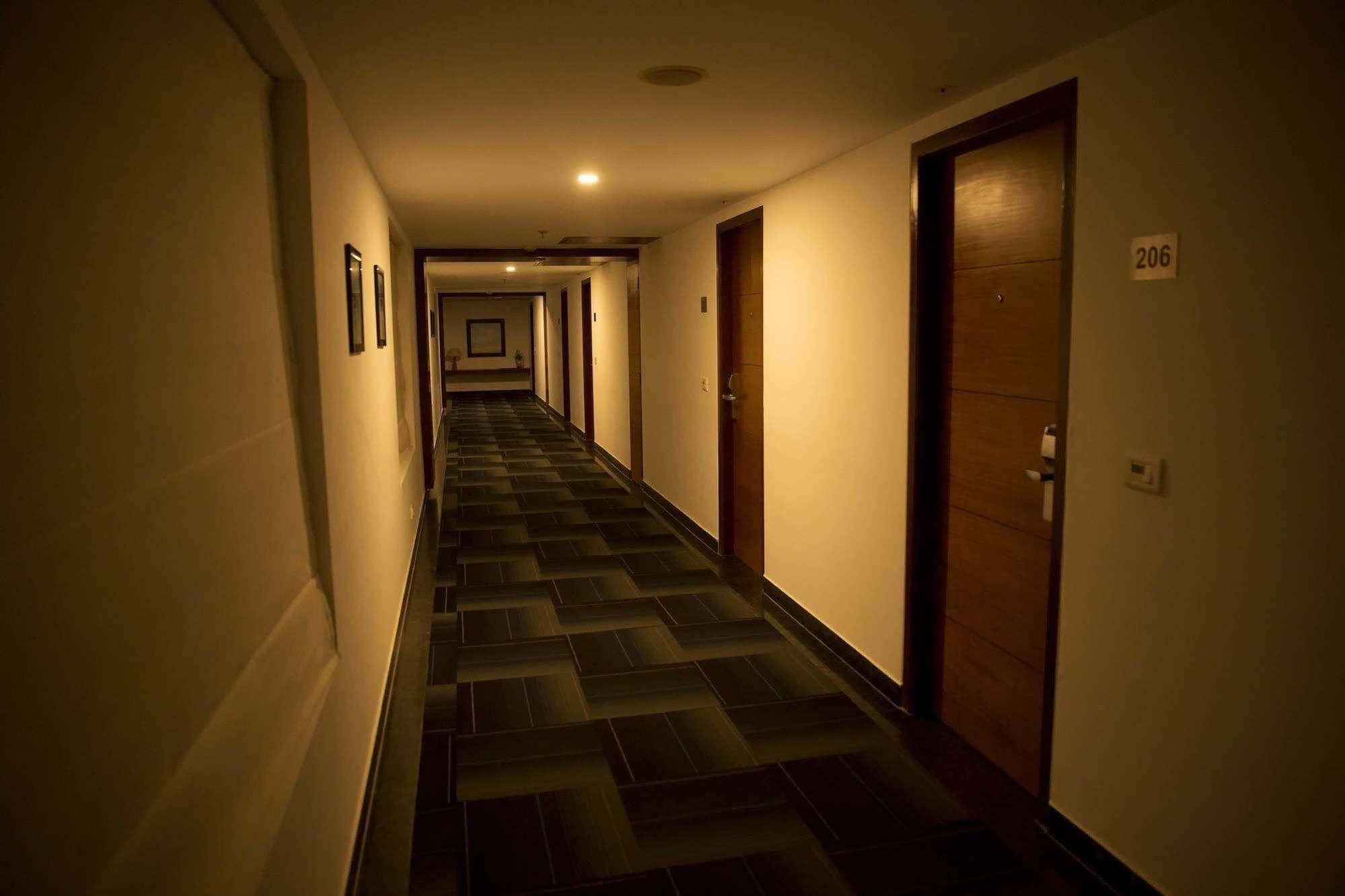 The Centre Point Hotel Ченай Екстериор снимка